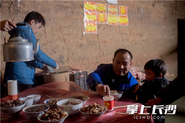 “杀猪饭”上，热上一点自家酿的米酒，甜香沁人，会喝点酒的都倒上一杯，寒冬腊月也变得很温暖。