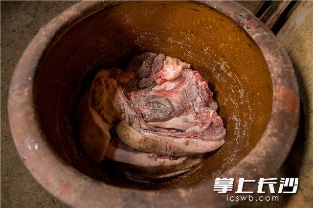 裹好盐的肉，整整齐齐码入缸内，密封腌制半个月左右，再取出晾晒，或风干或腌制，是过年必备美食。