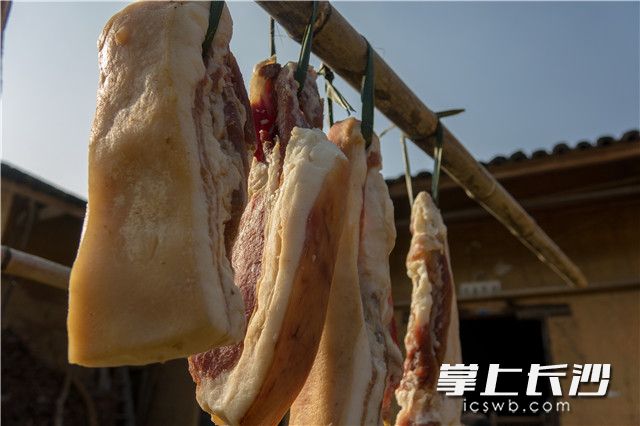 入缸腌制半个月左右的猪肉，在天气晴好时拿出来晾晒，咸香和油脂都被激发出来。