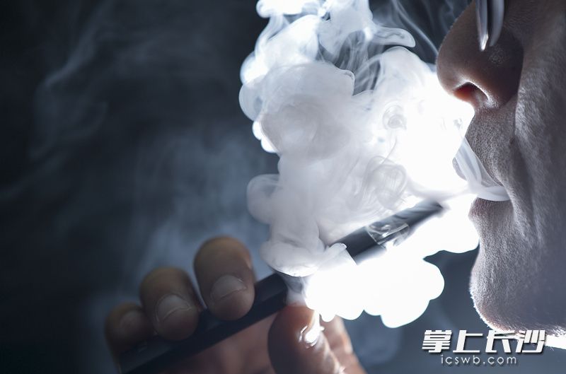 专家表示，电子烟和其二手烟均对人体健康有害，不提倡作为辅助戒烟工具，更不应猎奇尝鲜。  长沙晚报全媒体记者 邹麟 摄
