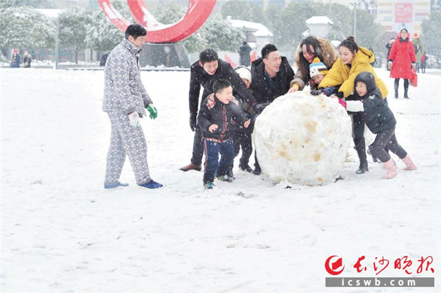 滚雪球乐新年。