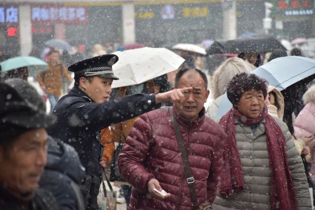 长沙铁路公安处干警在长沙火车站售票厅、进站口、候车室疏导旅客、维护秩序，确保旅客出行安全。