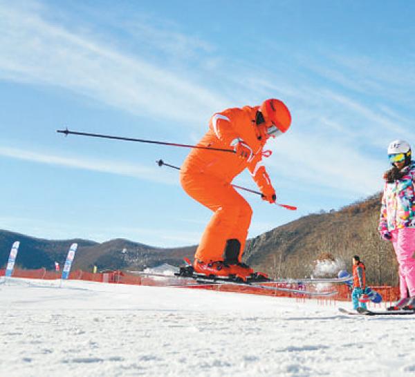 游客在内蒙古自治区扎兰屯市金龙山滑雪场滑雪。人民日报 图