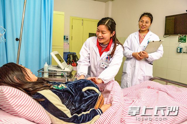 吴樱为待产孕妇进行产前检查。  长沙晚报全媒体记者 陈飞  摄