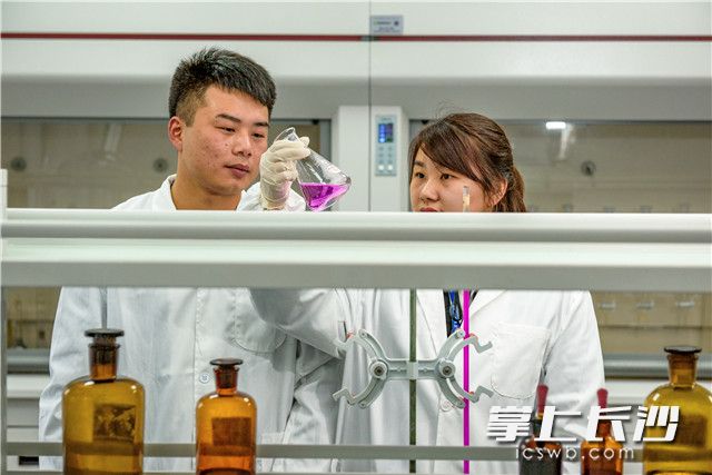 操作人员正在进行滴定分析，对水中耗氧量指标进行检测。长沙晚报全媒体记者  陈飞 摄