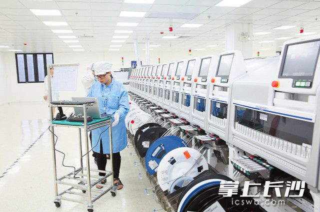 2018年，长沙深入开展产业项目建设年活动，重大产业项目完成投资2480.6亿元，伟创力一期、杉杉能源正极材料、日写触控传感器等项目建成投产。图为伟创力生产车间。资料图片
