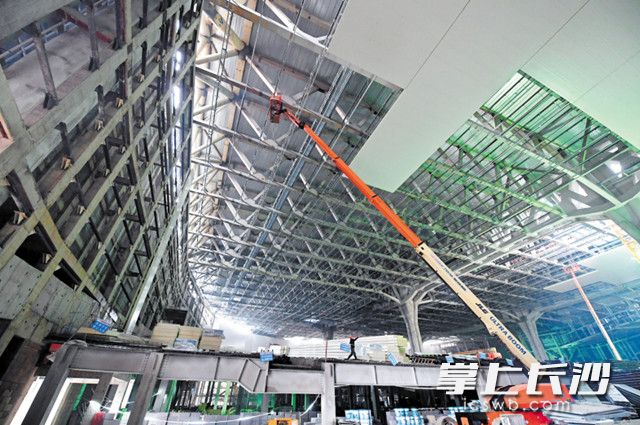 在湘江欢乐城冰雪世界，施工人员正忙着进行装饰装修、机电安装施工。预计该项目年内建成开放。长沙晚报全媒体记者 王志伟 摄