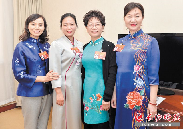 昨日，几位在湘全国人大代表穿上传统湘绣旗袍，尽显三湘巾帼的自信和湖湘非遗文化之美。  长沙晚报特派全媒体记者 邹麟 摄