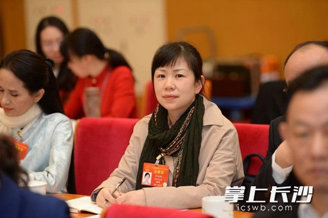 全国人大代表、湖南娄底新化县锄头娃农业发展有限公司农业基地技术员阳海玲呼吁，规范网络游戏管理并尽快立法，为青少年健康成长撑起“保护伞”。
