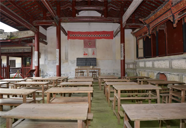 古田会议会场的陈设非常简单，两张八仙桌拼在一起就是讲台，几排长条凳摆放整齐就是坐席。