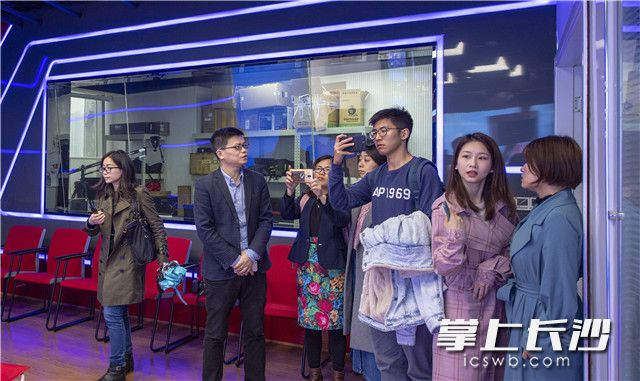今日下午，创意城市网络成员城市新媒体总编辑一行十余人，来到长沙晚报报业集团，参观考察长沙晚报融媒体中央厨房。照片均为长沙晚报记者 李锋 摄