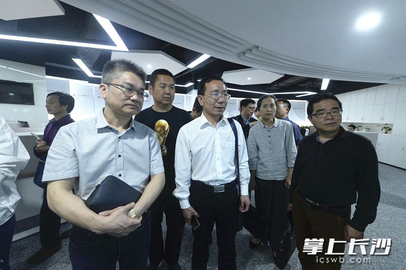 益阳日报社党委委员、副总编辑曹舜奇一行参观考察长沙晚报融媒体中央厨房。图片均为长沙晚报记者 董阳 摄