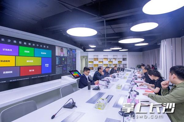 5月15日上午，央视新闻中心新媒体部制片人刘爽一行来到长沙晚报报业集团，参观考察长沙晚报融媒体中央厨房。图由长沙晚报记者 李锋 摄