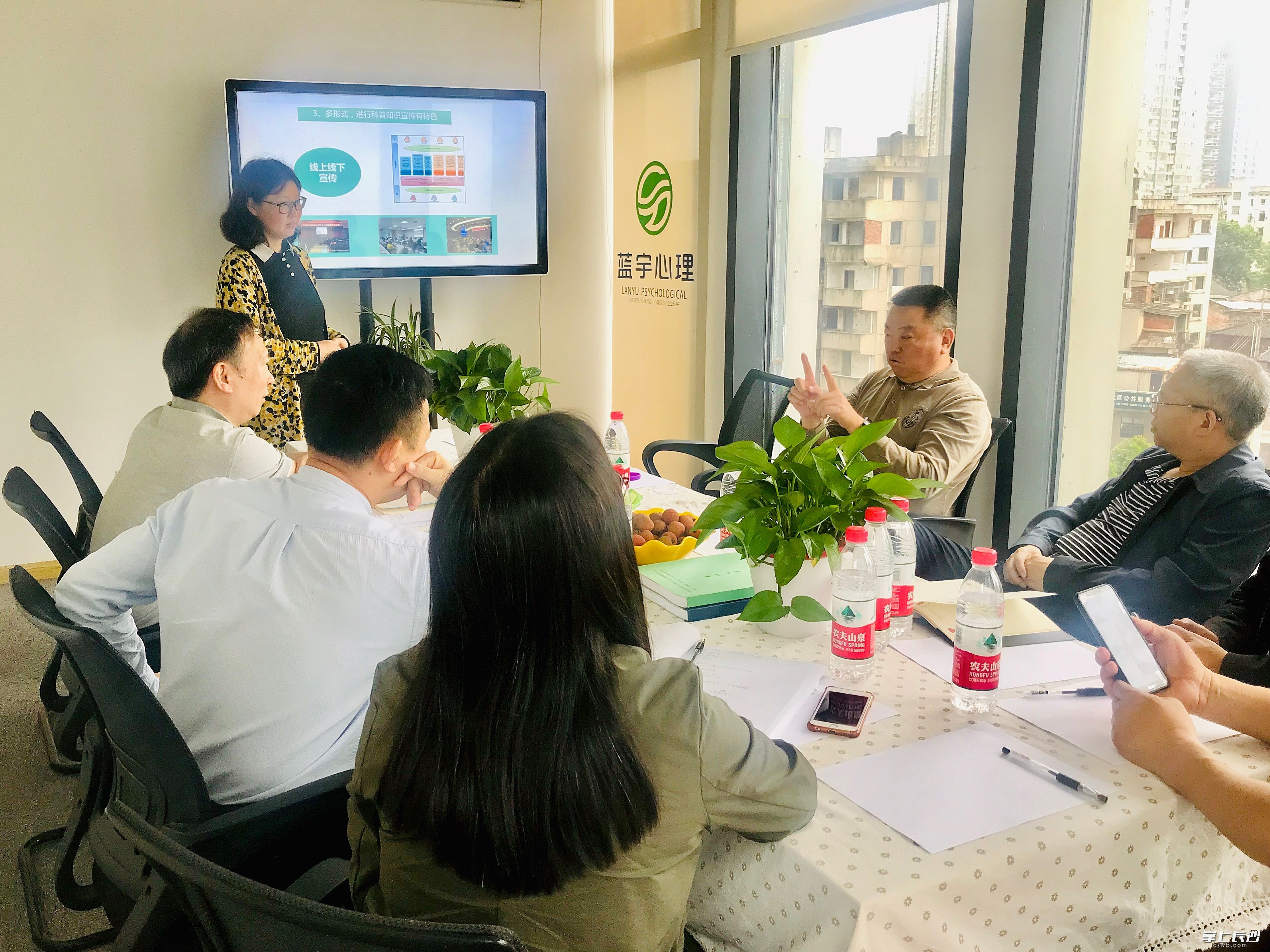 省民政厅调研组一行在长沙市蓝宇社会工作服务中心深入调研社会组织如何更好服务社会弱势群体。