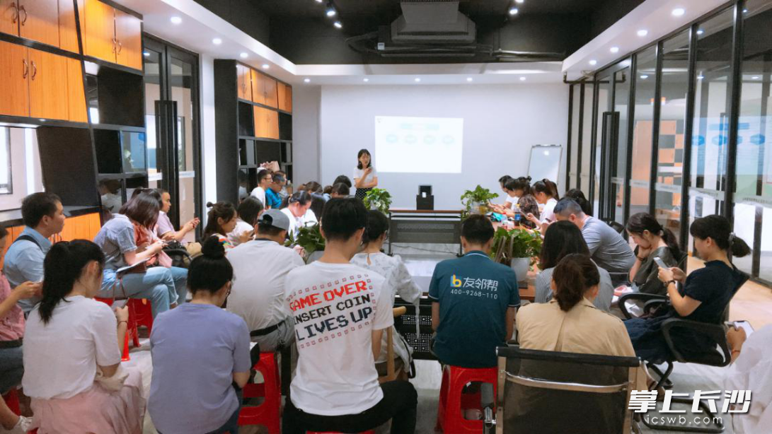 掌上长沙三社之声编辑为参会通讯员介绍三社之声的发稿机制