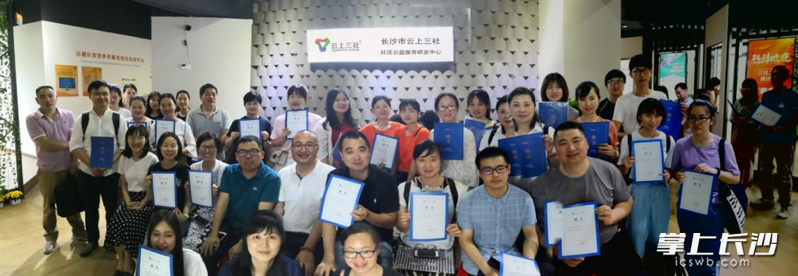 获得三社之声通讯员聘书的通讯员集体合影