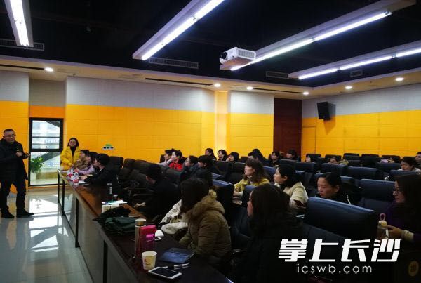今年3月5日上午，长沙县民政局主办、长沙县镇（街）社工指导服务平台承办的以“镇（街）社工如何开展社会调查与工作规划”为主题学习培训举行，长沙县18个镇（街）社工站的36位社工参加培训。