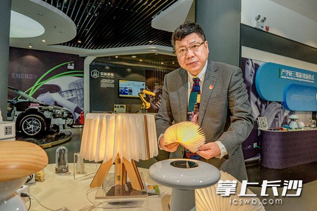 在中国（长沙）创新设计产业园内的设计博物馆，邵继民正在展示充满创意的设计作品。  长沙晚报全媒体记者 陈飞  摄