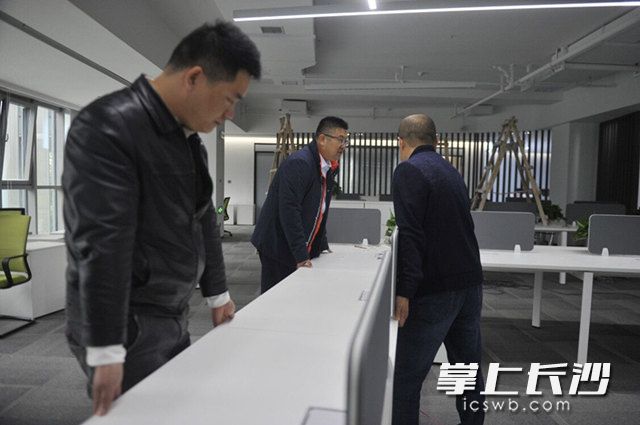 位于中南大学科技园的公司新址正处于装修阶段，刘刚正和同事一起移动办公设备，争取早日投入使用。 长沙晚报全媒体记者 余劭劼 摄 
