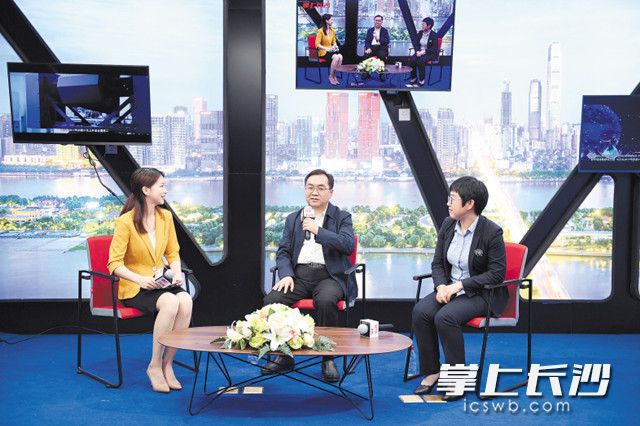 宁乡经开区党工委书记、宁乡市委书记周辉（中）来到长沙晚报融媒体中央厨房，接受“两个年”工作专题访谈。　　长沙晚报全媒体记者 黄启晴 摄