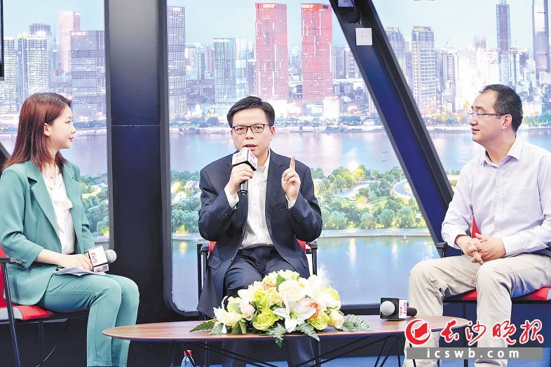岳麓区委书记周志凯（中）做客长沙晚报融媒体中央厨房新闻会客室，与主持人、嘉宾AECOM中国全球交付中心总经理黄国平（右一）畅谈“两个年”工作。长沙晚报全媒体记者 王志伟 摄