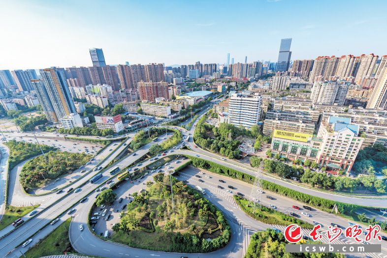 高楼林立、路网通达，财富品质幸福雨花加速建设，长沙城东南一片蓬勃生机。长沙晚报全媒体记者 陈飞 摄