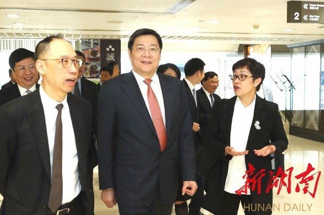 杜家毫一行在九龙仓集团旗下海港城考察。湖南日报记者 罗新国 摄