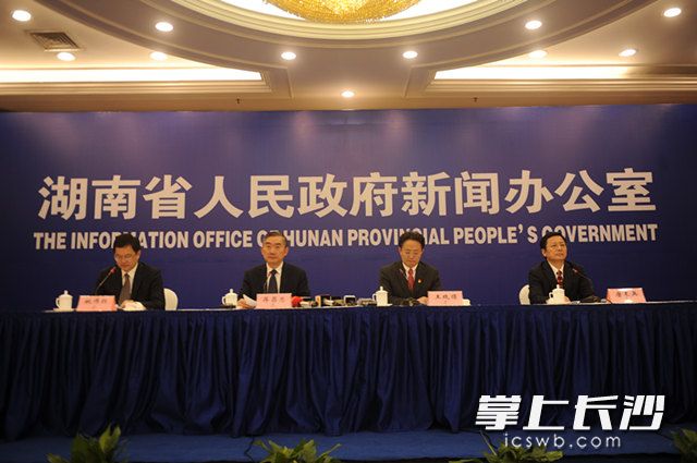  今日下午，湖南省高考综合改革新闻发布会在韶山北路通程国际大酒店举行。长沙晚报全媒体记者 余劭劼 摄