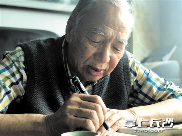 侯振挺教授近照。