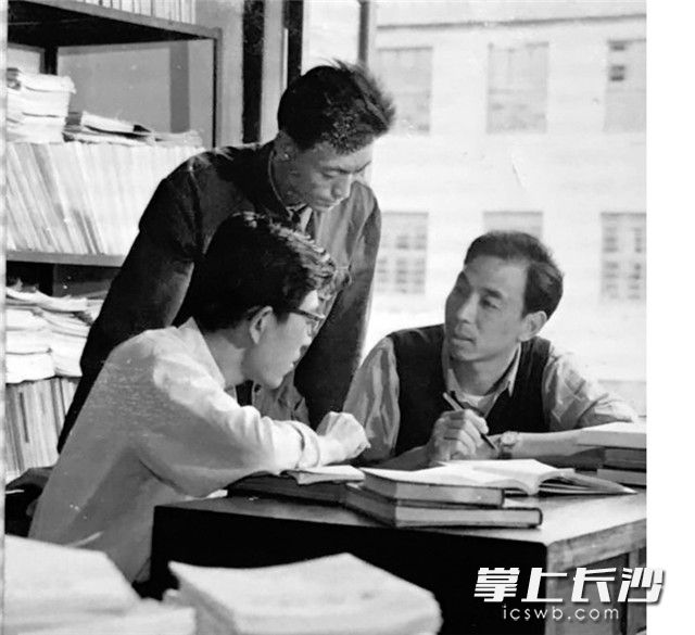 中年时期的侯振挺（右）与同事一起研究数学问题。均为长沙晚报通讯员王建湘拍摄或翻拍