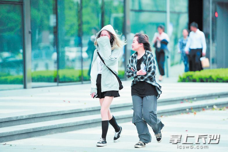 春季早晚温差大,过早减衣太“冻人”。 长沙晚报全媒体记者 余劭劼 摄