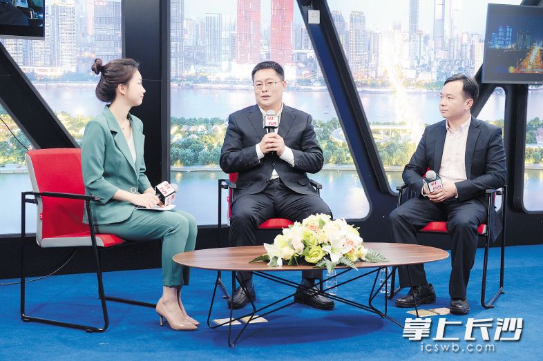 天心区委书记朱东铁（中）做客长沙晚报融媒体中央厨房新闻会客室，与主持人、嘉宾湖南九次方大数据信息科技有限公司总经理高翔（右一）畅谈“两个年”工作。长沙晚报全媒体记者 石祯专 摄