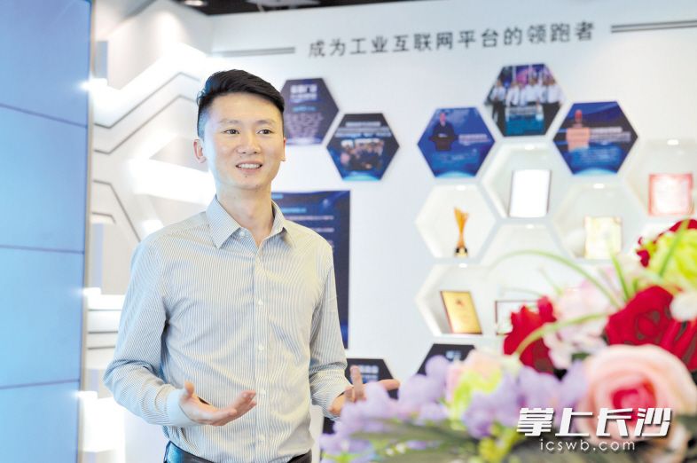 潘孟坤介绍说，物联网让许多企业的生产效率提高、成本降低。长沙晚报全媒体记者 小刘军 摄