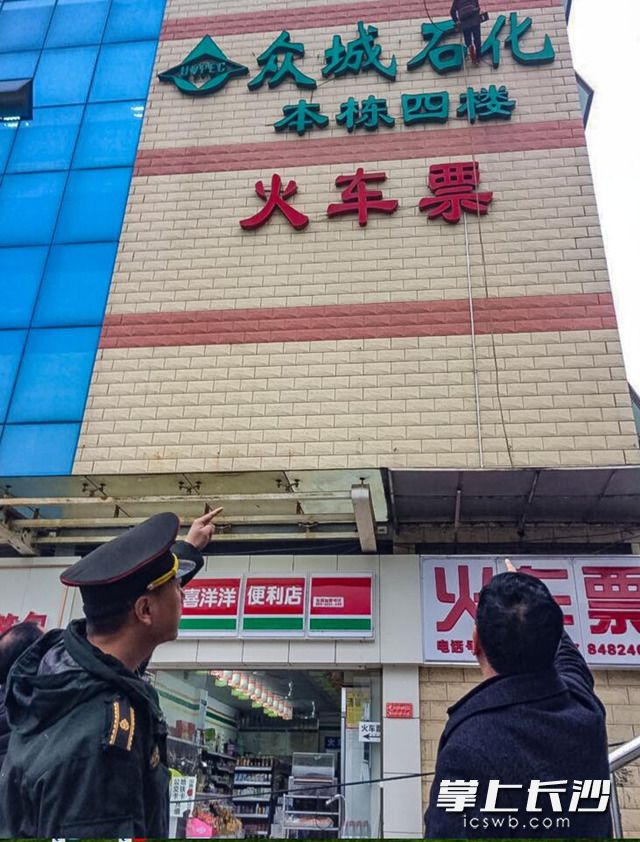 　　21日晚5点，冒着大雨，开福区芙蓉北路城管办工作人员正指挥施工队伍拆除巨型广告牌。长沙晚报通讯员 周文超 摄