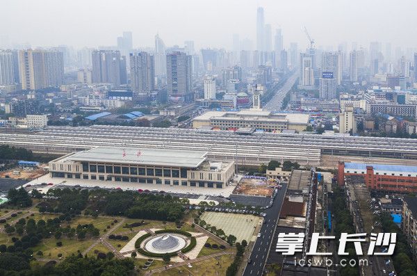 长沙火车站锦泰广场已经成为动车、地铁、城铁交汇的交通枢纽。长沙晚报记者  李锋 摄