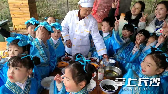 今日,百名萌娃在浏阳松山屋场现场学习浏阳蒸菜制作技艺。高慧 摄