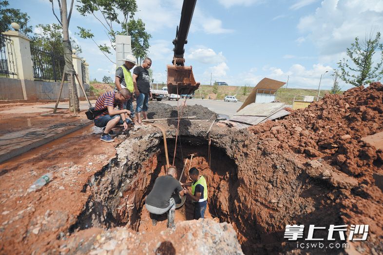 昨日下午，在曲塘路的一个抢修现场，泥泞不堪的抢修空间闷热潮湿。长沙晚报记者 余劭劼 摄