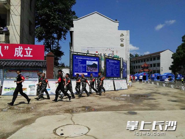 今日，红背包暖心行动地质灾害防治知识进校园暨地质灾害演练在益阳桃江举行。长沙晚报记者 陈焕明 通讯员 邹礼卿 摄影报道