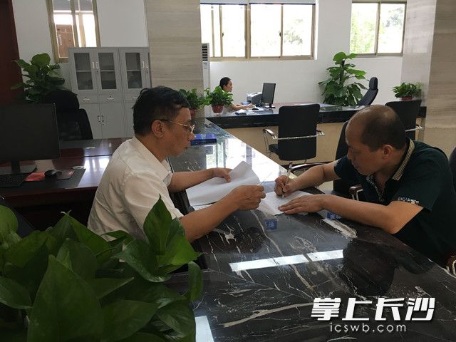 今日，新成立的长沙市医疗纠纷调解中心正在受理一起调解申请。长沙晚报记者 彭放 摄