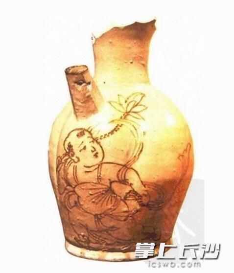 唐代长沙窑出现的持莲婴戏图，宋代的七夕节，孩童们纷纷效法持莲童子，摘莲荷穿街而行，荷叶肚兜也成为当时孩童们的服饰时尚。