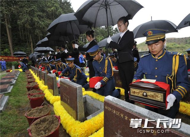 “2017丁酉清明抗战老兵集体安葬仪式”在＂唐人万寿园．抗战主题园＂举行.长沙晚报记者 王志伟 摄