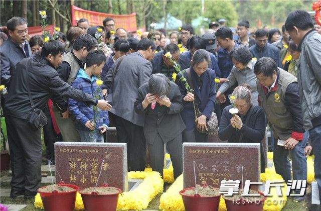“2017丁酉清明抗战老兵集体安葬仪式”在＂唐人万寿园．抗战主题园＂举行.长沙晚报记者 王志伟 摄