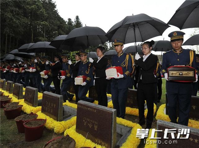 “2017丁酉清明抗战老兵集体安葬仪式”在＂唐人万寿园．抗战主题园＂举行.长沙晚报记者 王志伟 摄