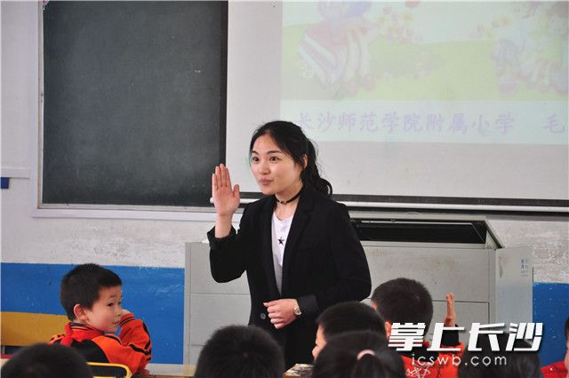 来自长沙的小学老师给孩子们上课。