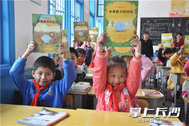 孩子人手一本《小不点 走丢了》绘本。