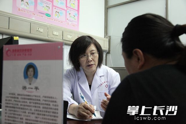 省妇幼保健院产科专家游一平教授坐诊省第二人民医院。 长沙晚报通讯员 王丹琪 摄