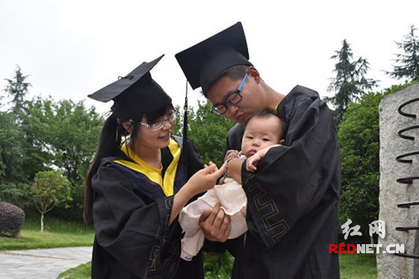 6月12日，南华大学南华园，宋增明在和自己的女儿玩闹。