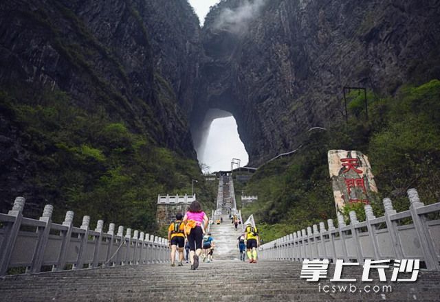 户外运动爱好者集结在张家界天门山挑战越野赛。赛事组委会 供图