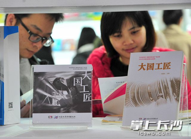 图书馆里，市民在享受阅读的快乐。长沙晚报记者 贺文兵 摄