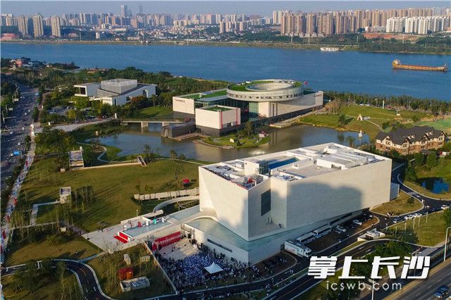 今日下午 ，&ldquo;谢子龙影像艺术中心&rdquo;在洋湖湿地公园正式落成开馆。均为长沙晚报记者邹麟摄
